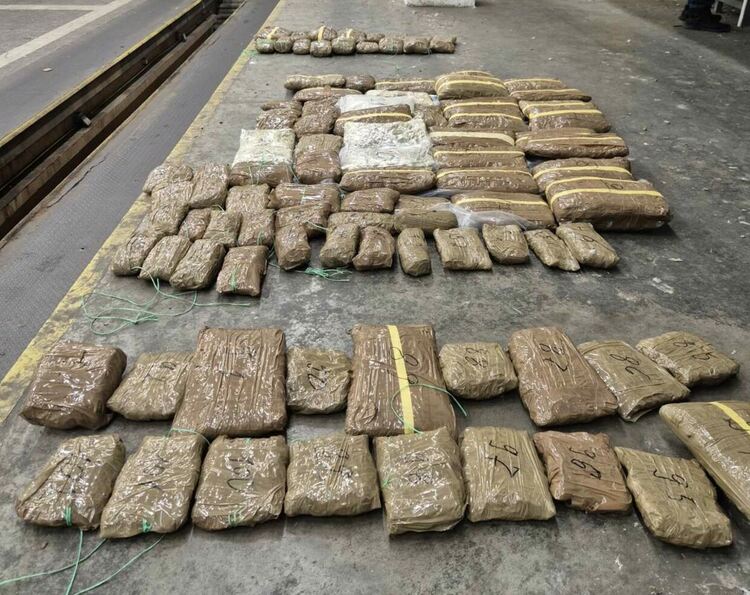 Извадиха над 45 кг марихуана от тайници на автомобил, задържаха водача