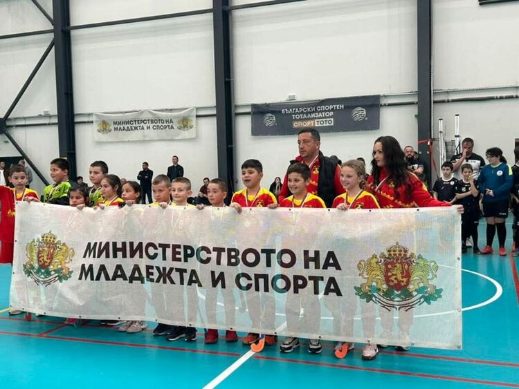 „Мечките“ (Баните) станаха вицешампиони на държавното първенство по хокей на трева в зала до 12 години