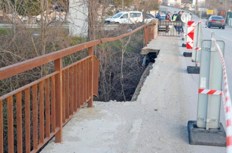 Откърти се част от мост в Свиленград, ограничиха движението на камиони над 12 тона 