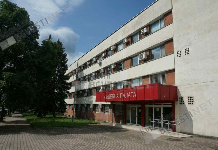Мома ругае и псува съкварталец на улицата в Кърджали,отнася глоба