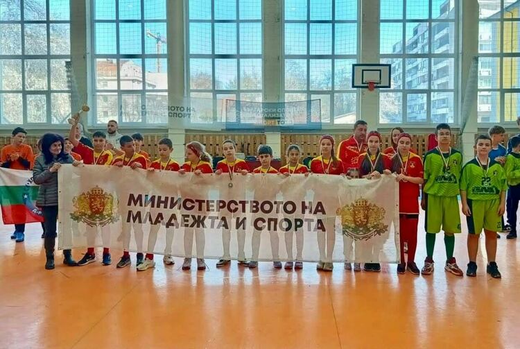 „Мечките" (Баните) – вицешампиони на Държавното първенство по хокей на трева в зала до 14 години
