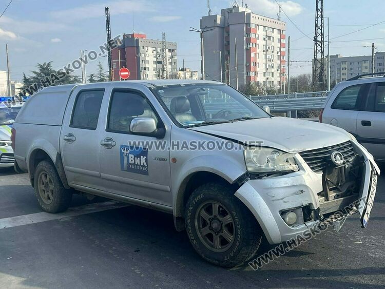 МВР: Водачът на колата на ВиК-Хасково не е спрял на „Стоп“ и е ударил „Фолксвагена“