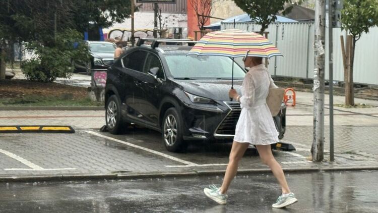 Значителна облачност и слаб дъжд на места в понеделник 