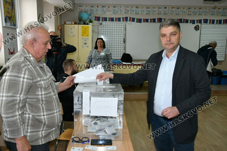 Радослав Вълчев гласува в Хасково: Време е младите хора да остават и да се развиват тук