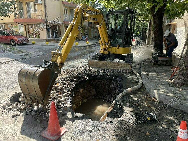 Екипи на ВиК отстраняват аварии по водопроводи в Хасково и областта