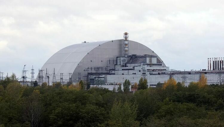 Ройтерс: Украйна съобщи за летящи край АЕЦ Чернобил руски ракети, рискуващи голяма авария