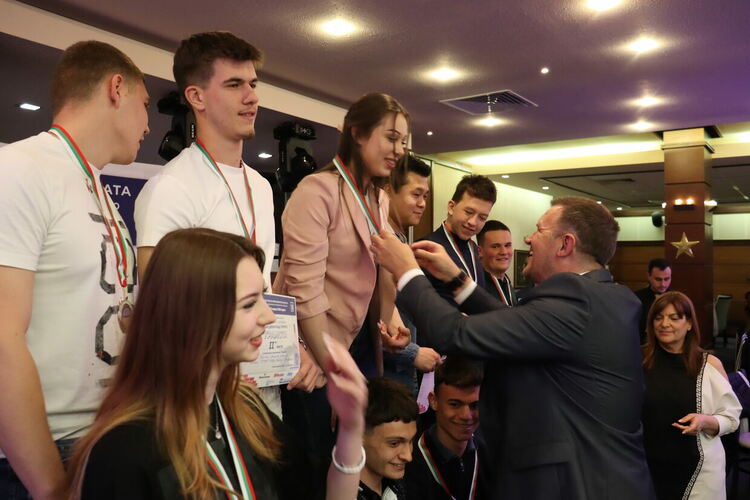 Геодезистите на „царската гимназия“ са № 1 в страната