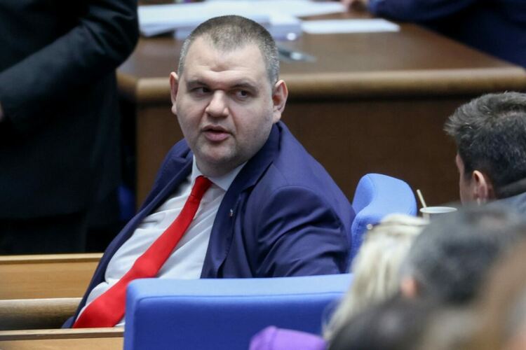 Депутатите отхвърлиха комисията за парите и полетите на Пеевски. Всички от „Прогресивна България“ се въздържаха