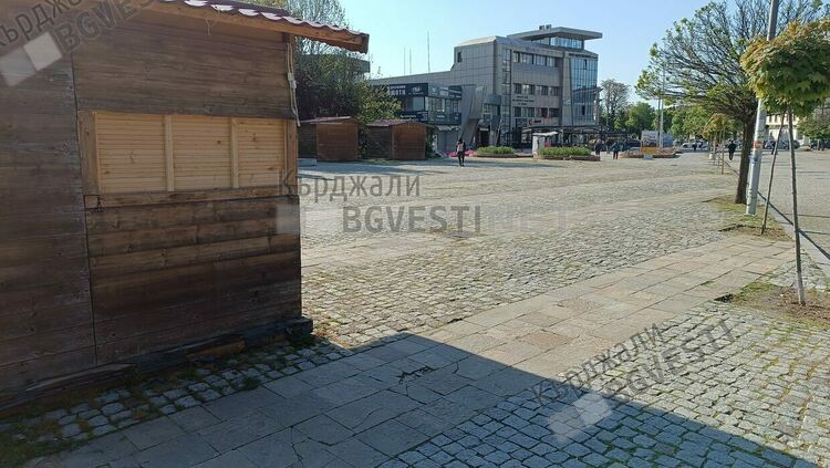 След две години вдигат коледните къщички в центъра на Кърджали,очакват дефилето на абитуриентите