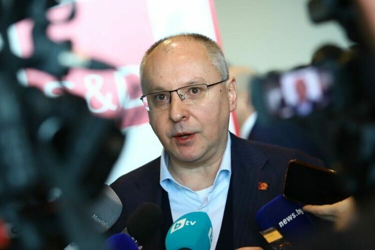 Румен Радев няма да бъде втори Орбан, според Станишев