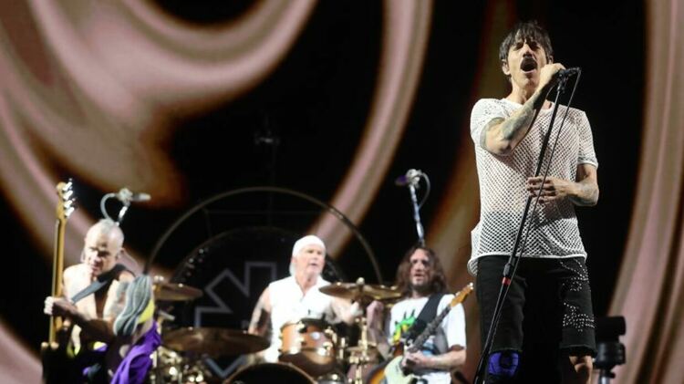 Red Hot Chili Peppers са продали каталога със записите си
