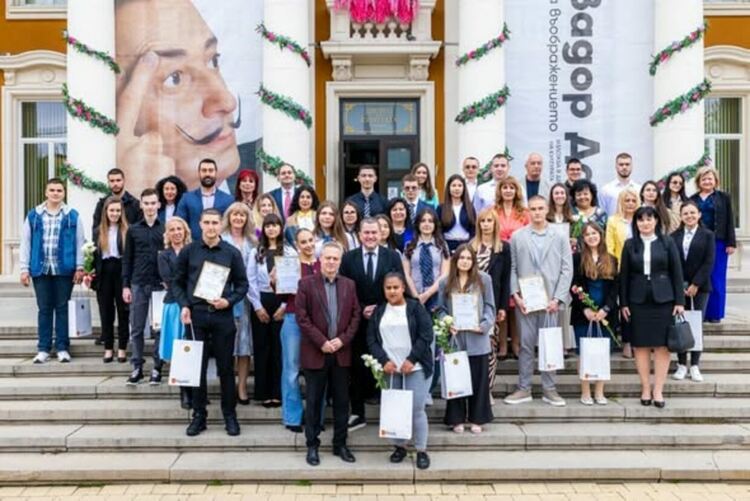 И тази година по традиция кметът на община Перник Станислав Владимиров се срещна с най-изявените абитуриенти от пернишките училища