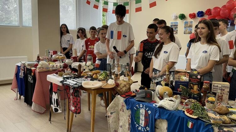 Ученици от ФСГ „Атанас Буров“ превърнаха бинарен урок в културно пътешествие из Европа