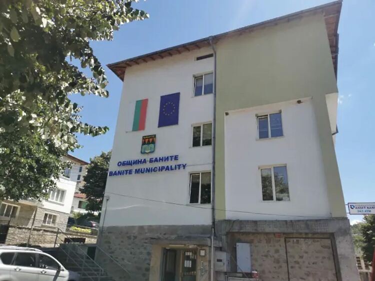 Сградата на община Баните грейва в лилаво в подкрепа на недоносените деца