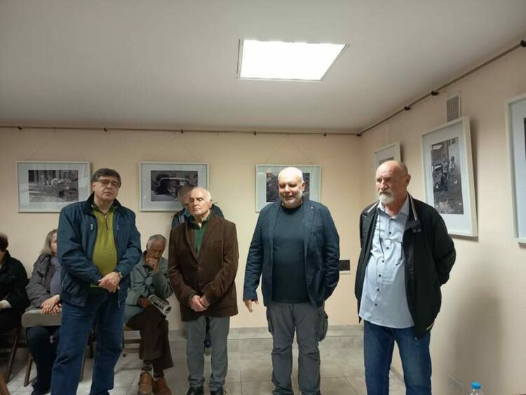 Откриха изложба “Устово и устовци” на проф. Красимир Андонов