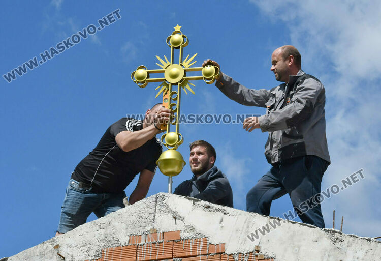 Поставиха позлатен кръст на църквата в село Манастир