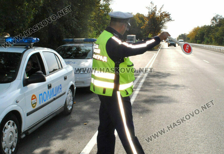 Задържаха двама с фалшиви шофьорски книжки и водач, употребил два вида дрога