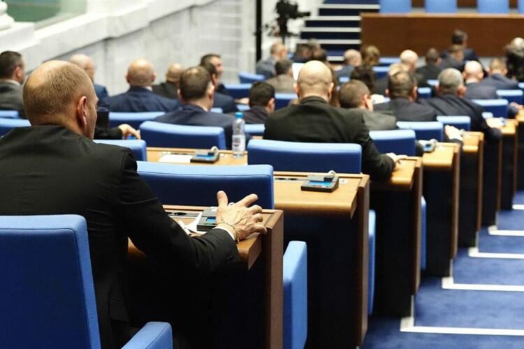  Предложения за промени в правилника на НС ограничават правата на депутатите