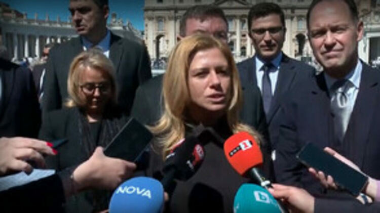 Българската делегация в Рим подари чипровски килим на папа Лъв XIV