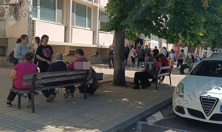 Стълпотворение от изселници,опашките за лични документи в Кърджали станаха две