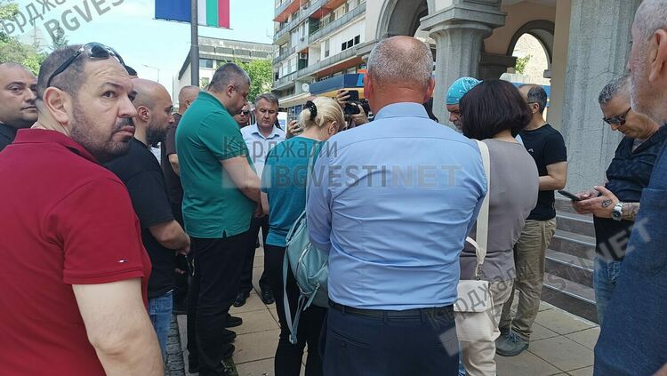 Полицаи отведоха кмета Ерол Мюмюн в РУ-Кърджали,очаква се заповед за задържането му
