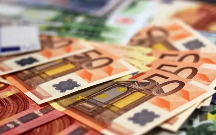 Депутатите „забравиха“ да замразят заплатите си