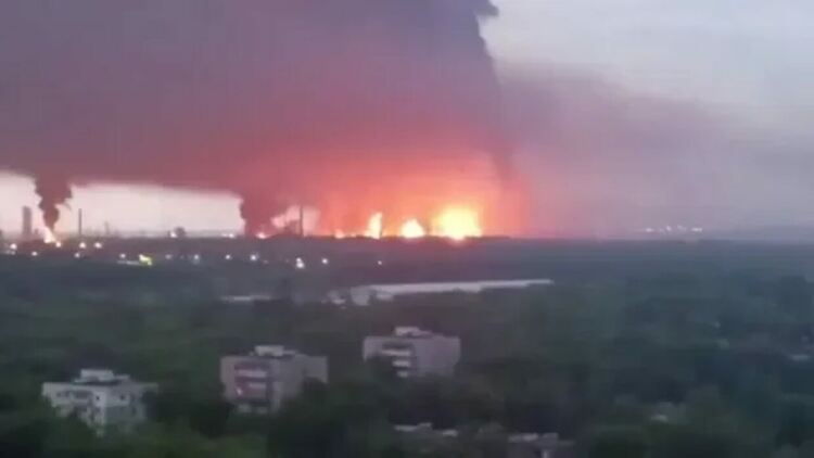 Петролни бази, пристанище и авиобаза: последните украински удари в Русия