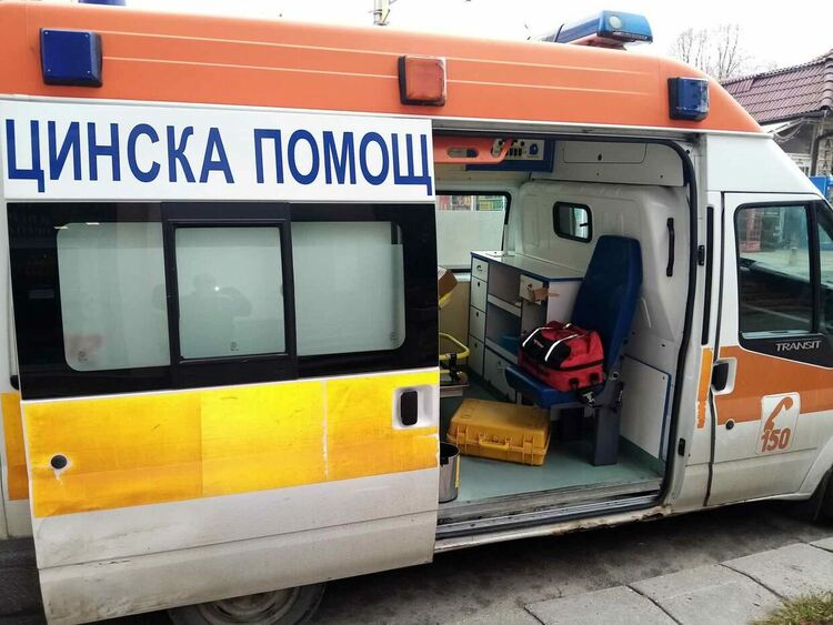 Шофьор пострада, след като автомобил излезе от пътя и падна в стръмна урва край Девин