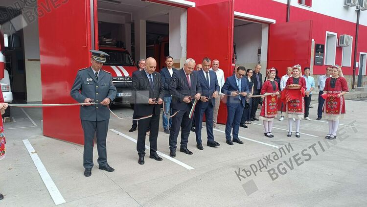 Вътрешният министър Иван Демерджиев и кметът на Кърджали Ерол Мюмюн откриха обновените сгради на Пожарната