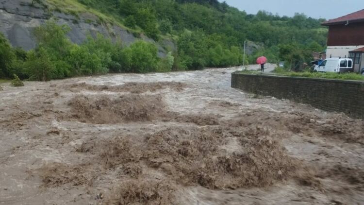 След бедствието в Тича: Над 30 къщи под вода, военни се включват в помощ
