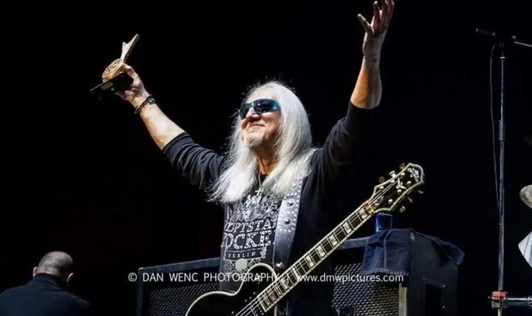 Китаристът и основател на Uriah Heep Мик Бокс навършва 79 години