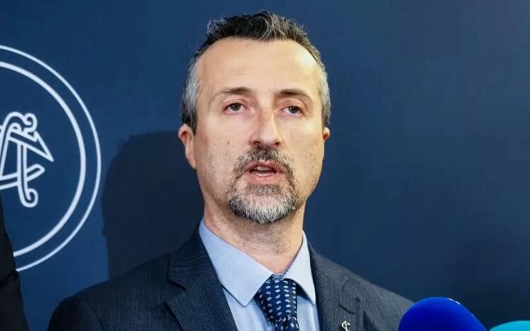 Шефът на НЗОК хвърли оставка, преди парламентът да го освободи