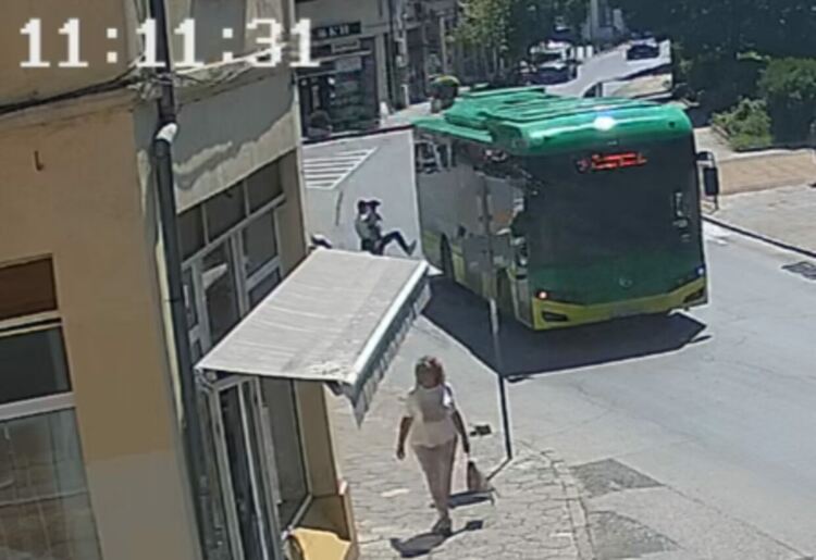 Пострадалият пешеходец е причинил инцидента като е ритнал автобуса