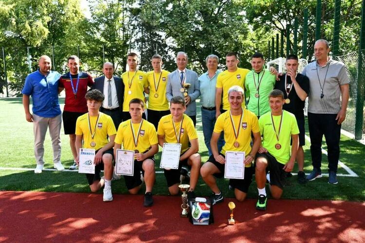 Отборът по футбол на ПГ „Цар Иван Асен II“ стана трети в България