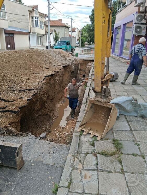ВиК: Вода в засегнатите квартали ще има късно през нощта или утре