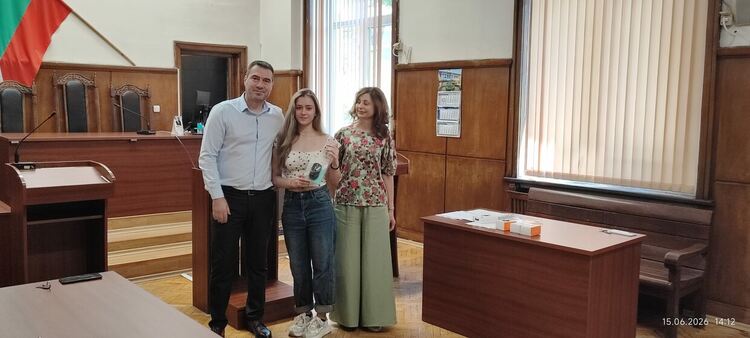 Награди за отличилите се в конкурса „Есе по право“ в Хасково