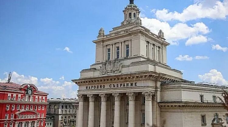 Депутатите обсъждат дълг от 3,8 млрд. евро и изслушват мотористите за застраховките