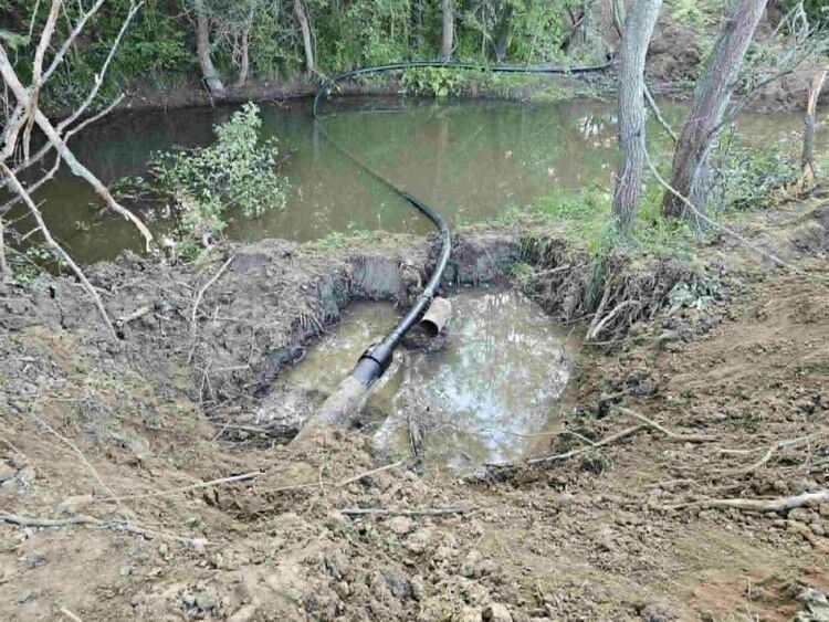 Подводна тръба временно осигурява вода за две гранични села