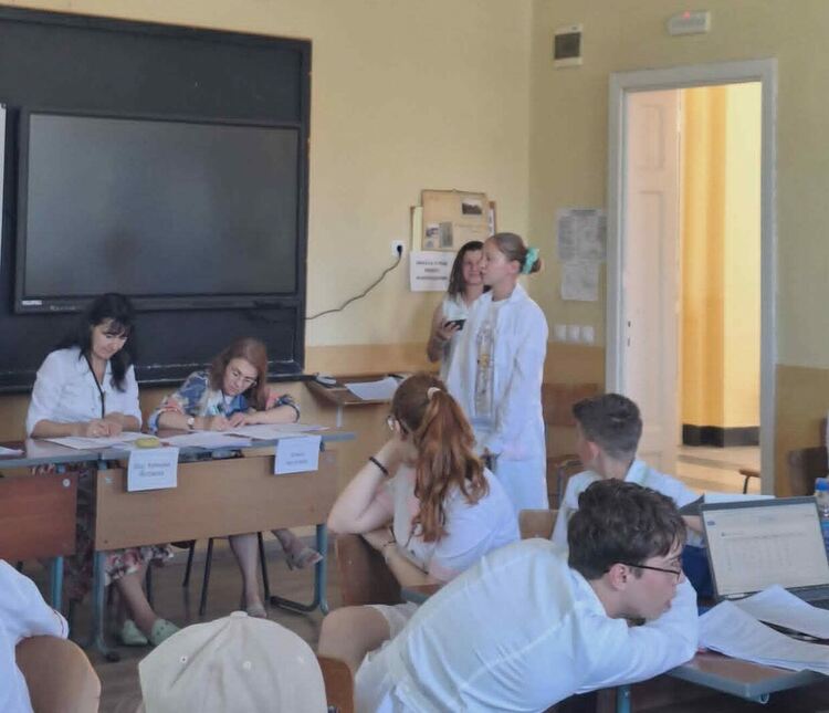 Млади таланти от ЕГ „Христо Ботев“ участват на национални форуми по природни науки