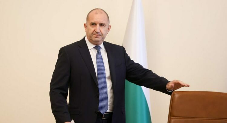 Радев предупреди за „доста над 3%“ заложен в проектобюджета дефицит. Чистки в администрацията няма да има
