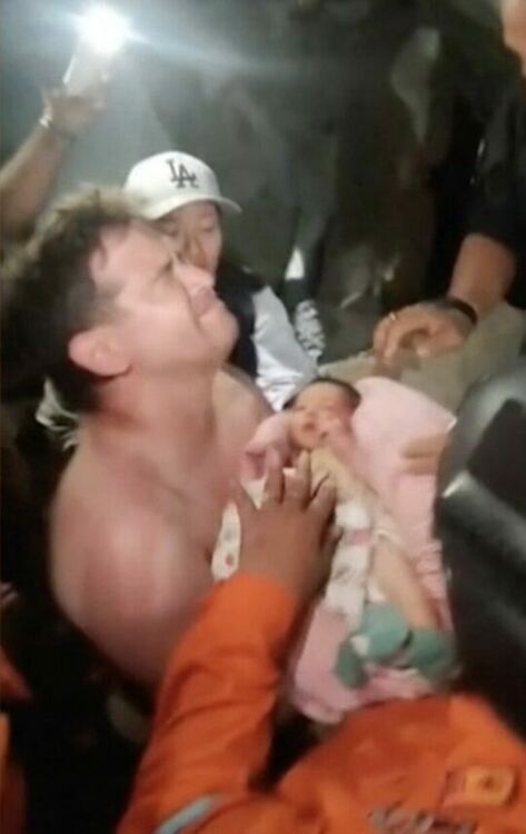 Бебенце на 18 дни бе спасено от отломките на опустошителните земетресения във Венецуела