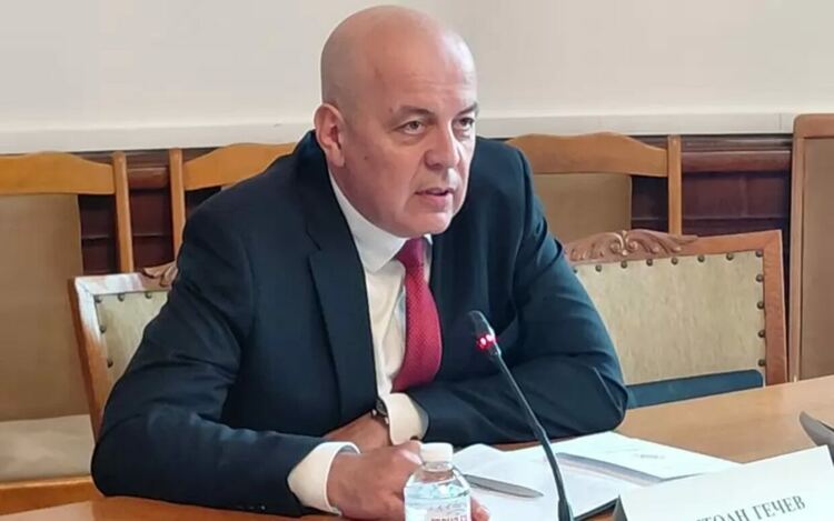 Разузнаването запълва кадровия дефицит, като вербува студенти