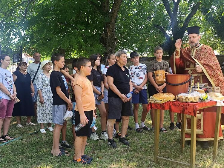 В с. Мандра почетоха света Неделя