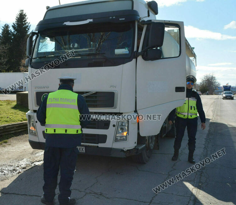 Шофьор на камион предложи 40 евро на полицаи, нямал аптечка