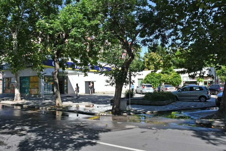 Вода блика от тротоара пред болницата в Хасково