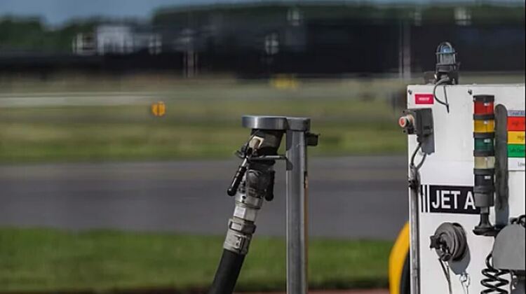 Reuters: Европа остава с по-малко от месец запаси от реактивно гориво