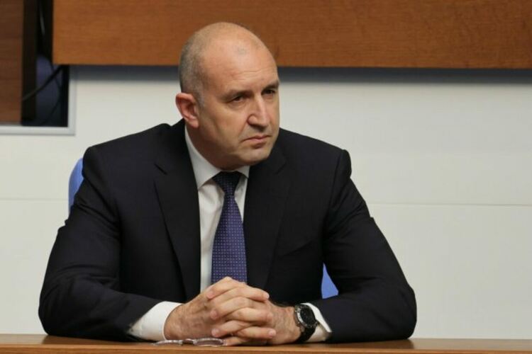 Бюджетът опря до вдигане на данъци или рязане на социални права