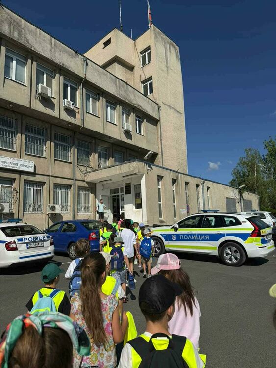          Деца от образователен център гостуваха на служителите в РУ-Кърджали