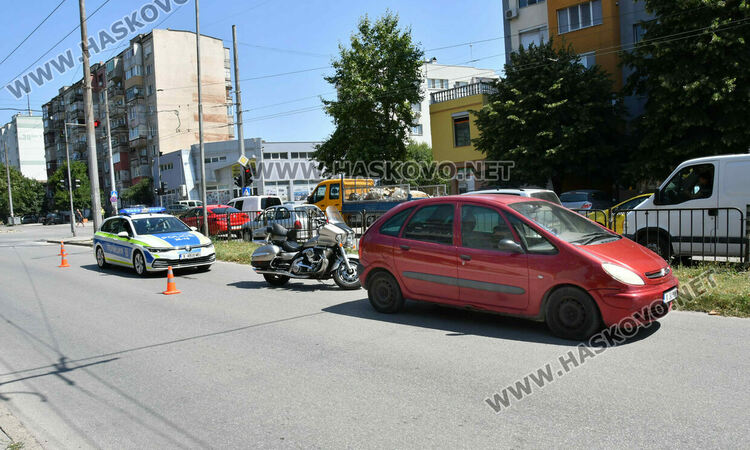 На бул. „В.Левски“: “Кавазаки“ блъсна „Ситроен“