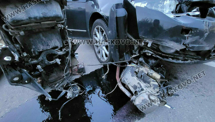 Товарна кола блъсна челно фолксваген, няма пострадали